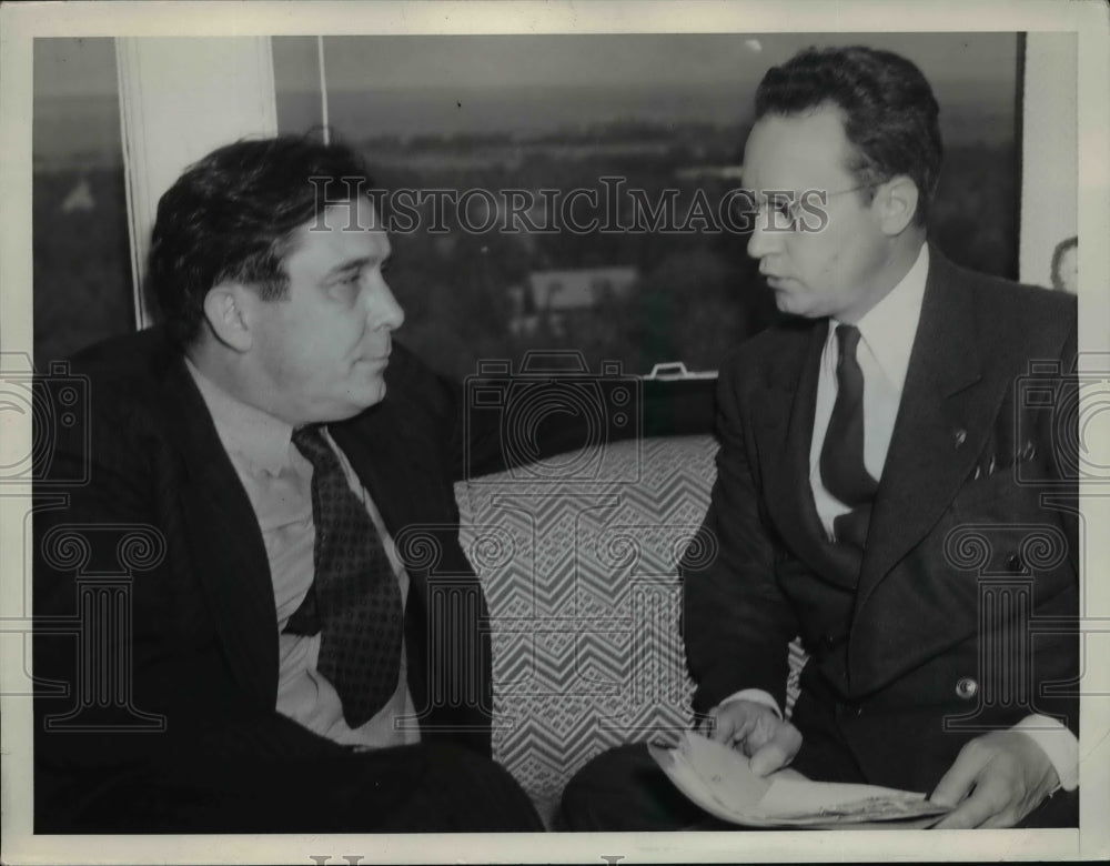 1940 Press Photo Willkie Chats With Payne Palmer - Historic Images
