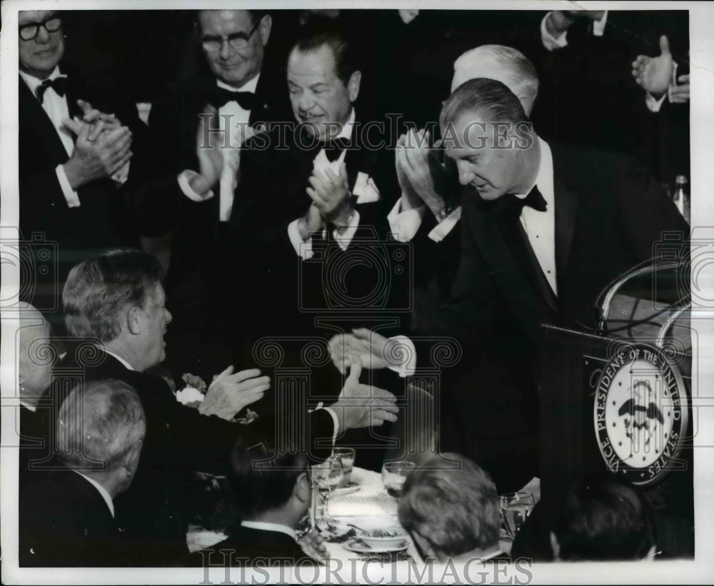 1970 Press Photo Vice President Spiro Agnew Reaches Out To Shake Hands - Historic Images