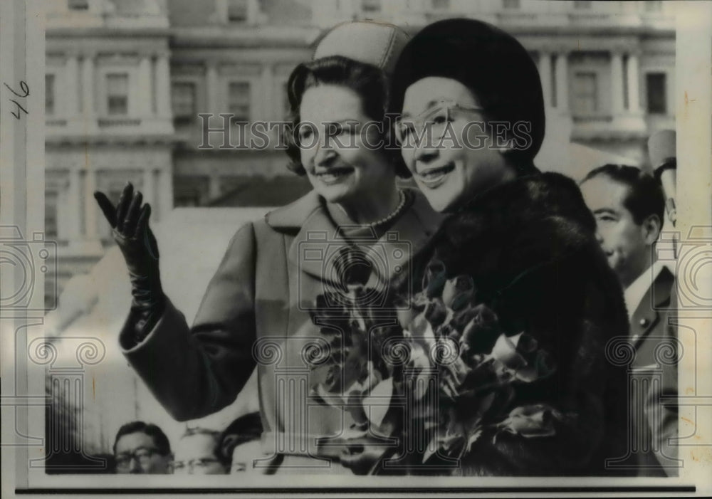 1957 Press Photo Mrs. Lyndon Johnson  And Mrs. Eisako Sato At The White House - Historic Images