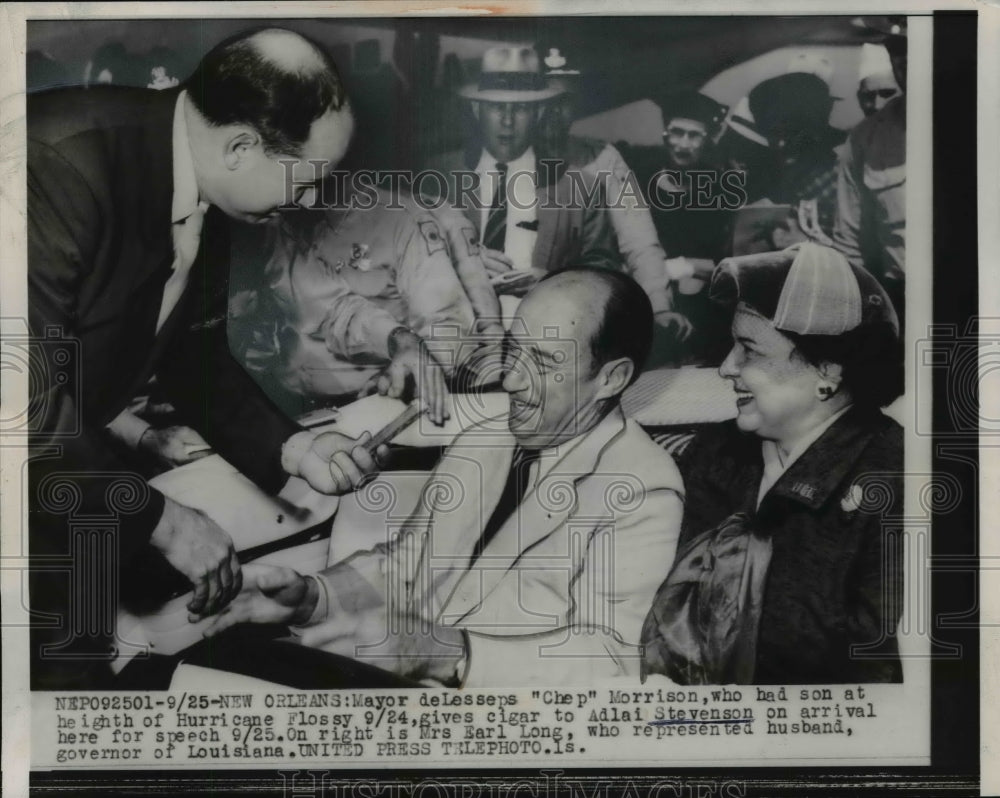 1956 Press Photo Mayor Morrison Gives Cigar To Adlai Stevenson - Historic Images