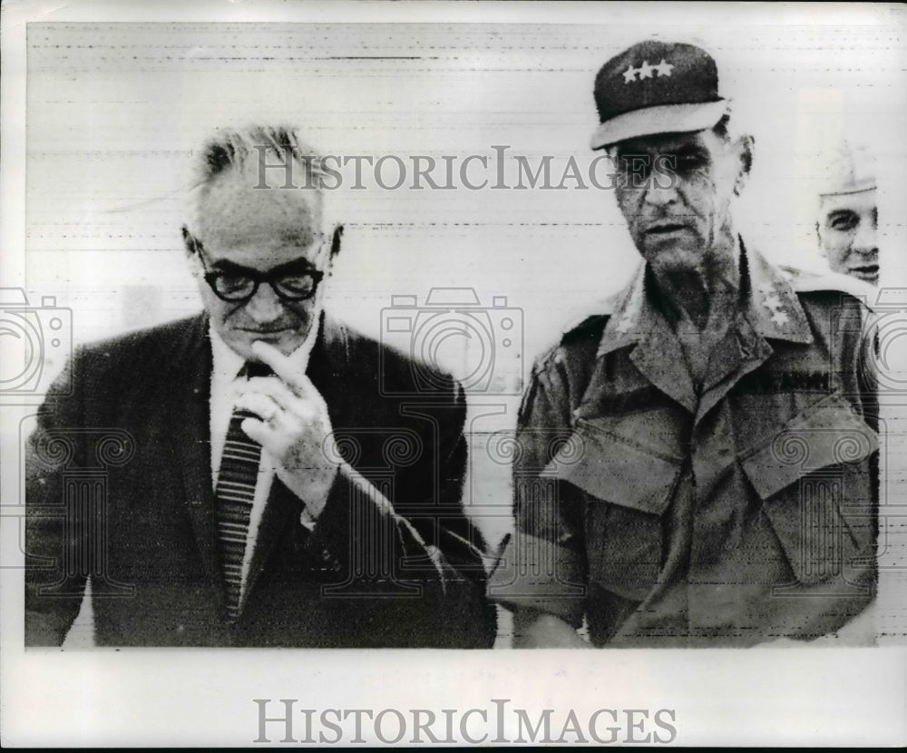 1967 Press Photo Barry Goldwater Chats With General Seaman - Historic Images