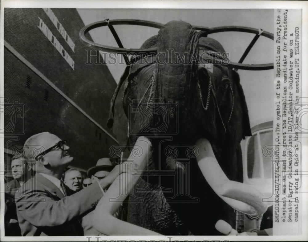 1964 Press Photo Senator Barry Goldwater Holds The Elephant - nep04464-Historic Images