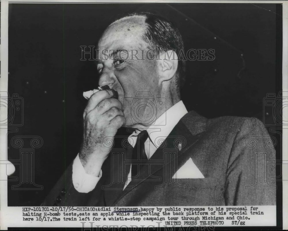 1956 Press Photo Adlai Stevenson While Eating An Apple - Historic Images