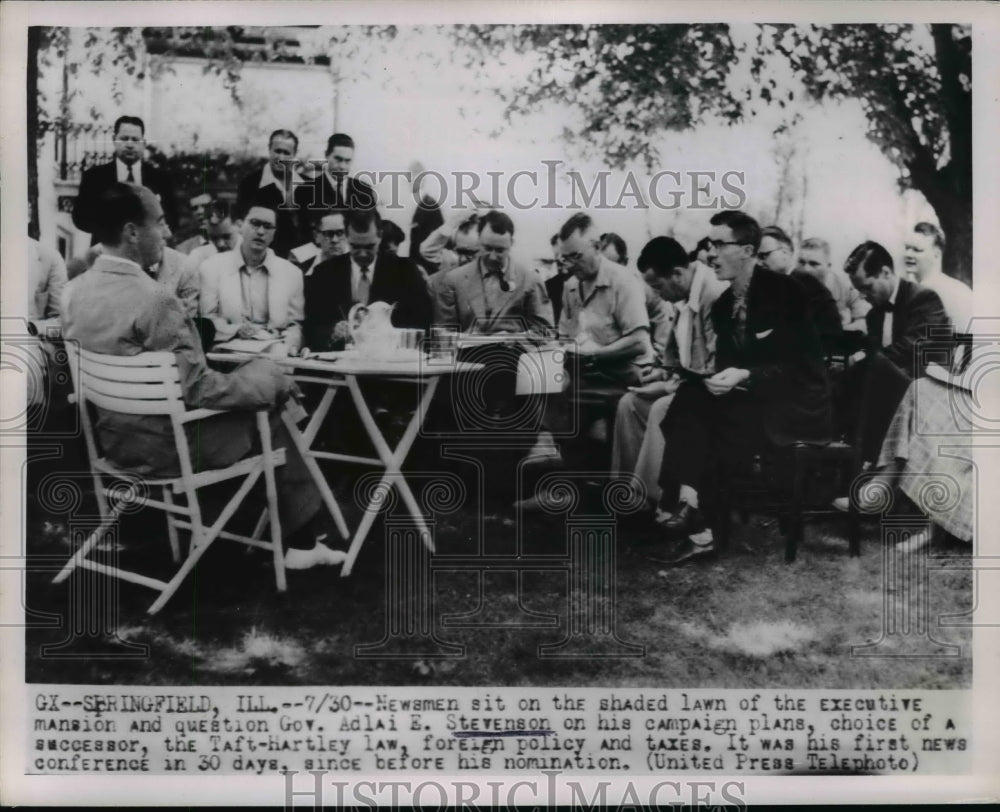 1952 Press Photo Newsmen At The Mansion Of Gov. Adlai Stevenson - nep04524 - Historic Images