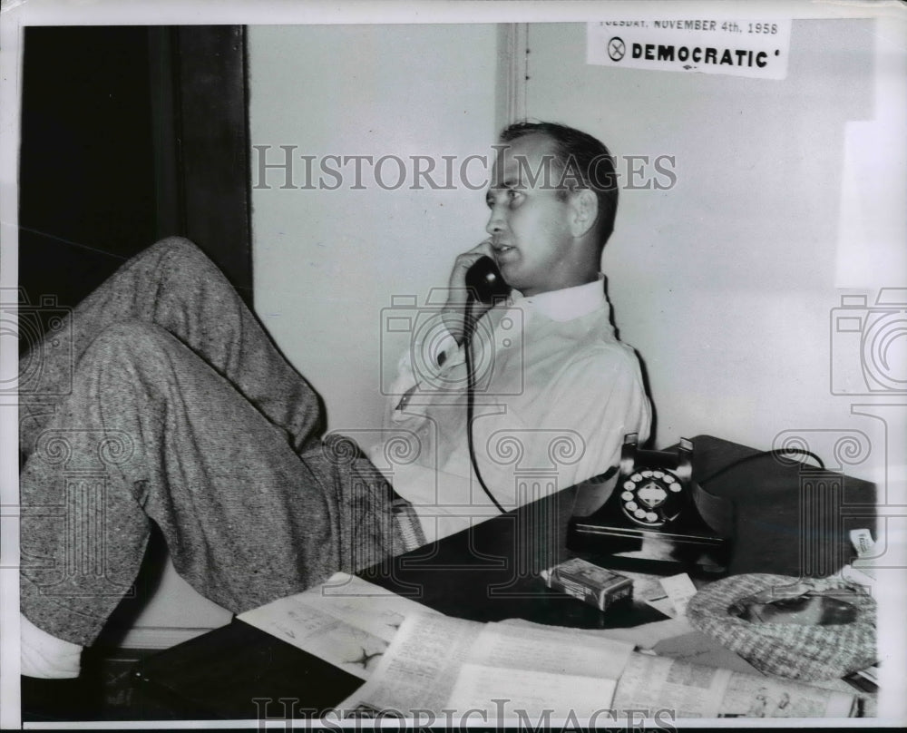 1958 Press Photo George Shipley Is Chatting On The Phone - Historic Images