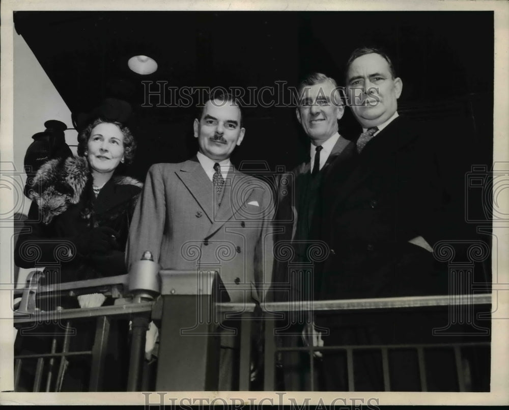 1944 Press Photo Thomas Dewey In His Special Train To Boston - Historic Images