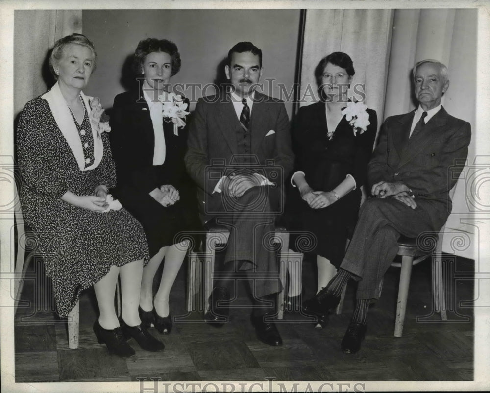 1944 Press Photo Presidential Candidate Thomas Dewey Poses With His Family - Historic Images