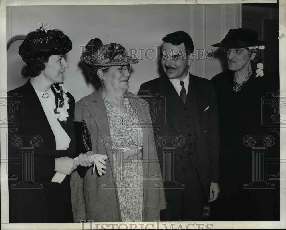 1940 Press Photo Mrs. Dewey, Mrs. Warren, Thomas Dewey, And Miss Grace Dewey-Historic Images