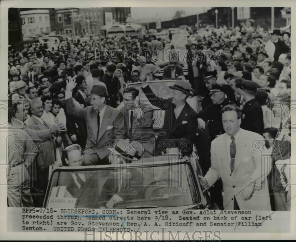 1952 Press Photo Gov. Adlai Stevenson Waving  At The Crowd - Historic Images