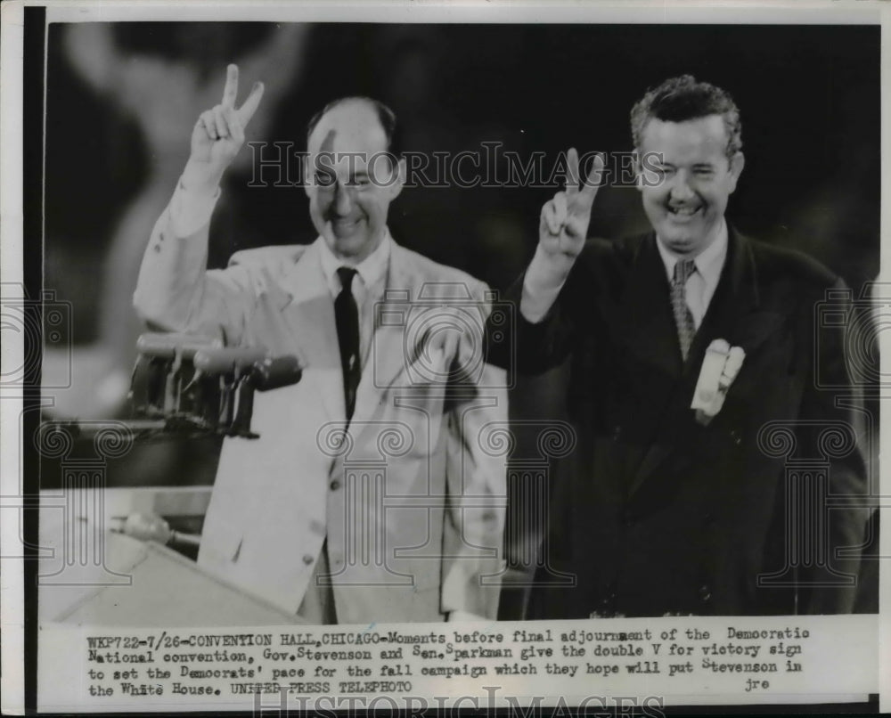 1952 Press Photo Gov. Adlai Stevenson and Sen. Sparkman Make A Victoey Sign - Historic Images