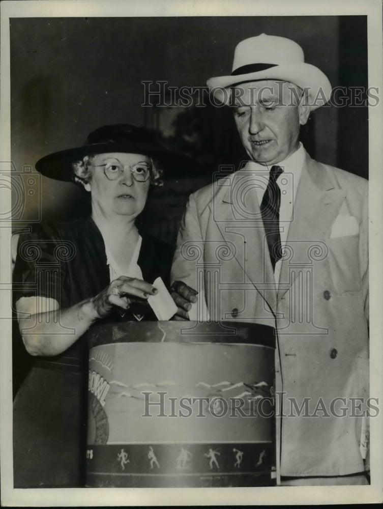 1938 Press Photo Walter George With His Wife Casting Their Ballots In Vienna - Historic Images