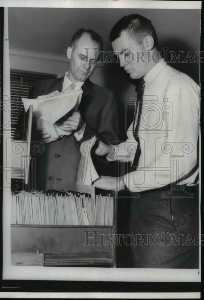 1959 Press Photo Steven Anthony Carter Is Shown Working With His Father-Historic Images