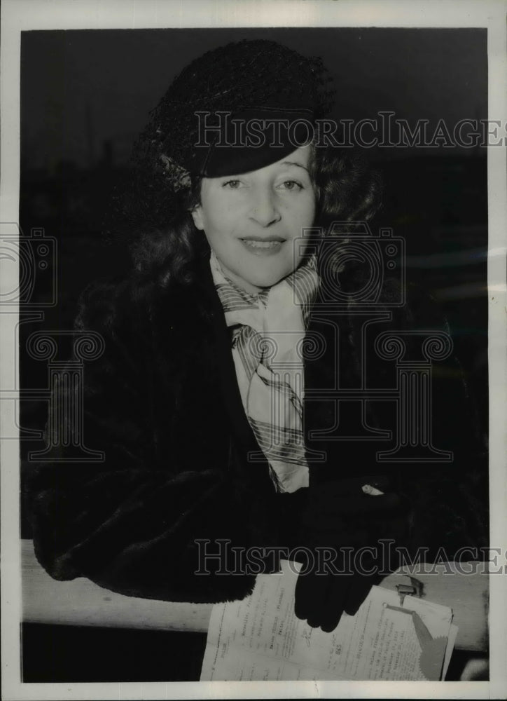 1941 Press Photo Lena Fishman Arrives On The Spanish Liner Magallanes - Historic Images