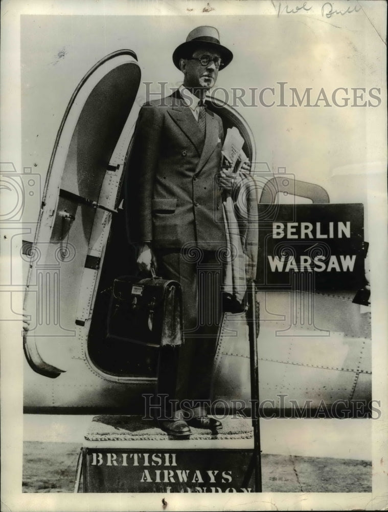 1939 Press Photo William Strang Boarded A Plane In Heston Aerodrome - Historic Images