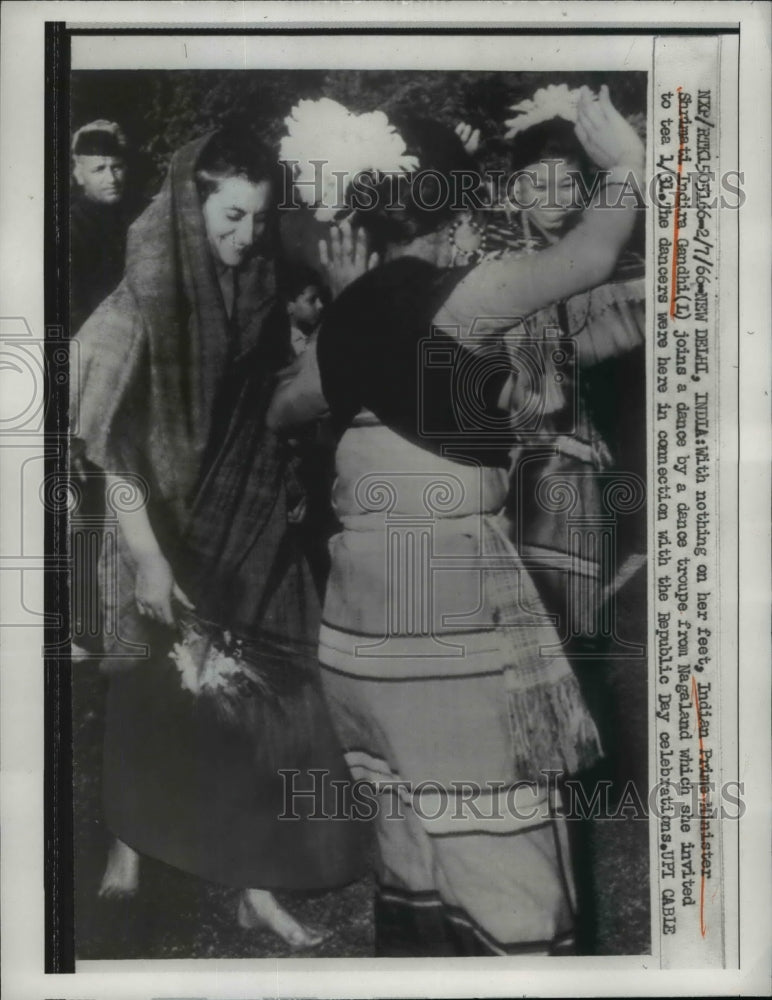 1966 Press Photo Indian Prime Minister Shirmati Indiara Gandhi Joins A Dance-Historic Images