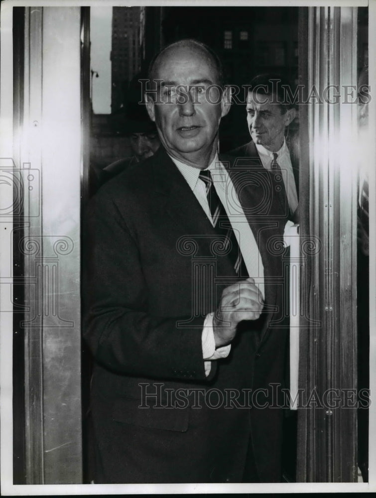 1962 Press Photo Adlai Stevenson Goes Through Revolving Door At UN building-Historic Images