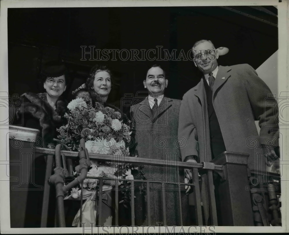 1944 Press Photo Mr. and Mrs. Dewey Are Welcomed By Mr. and Mrs. Thye-Historic Images