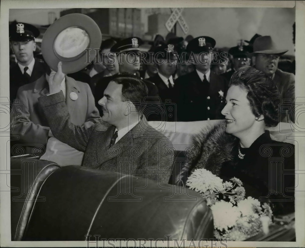 1944 Press Photo Gov. Thomas Dewey And Mrs. Dewey After Entering The Car-Historic Images