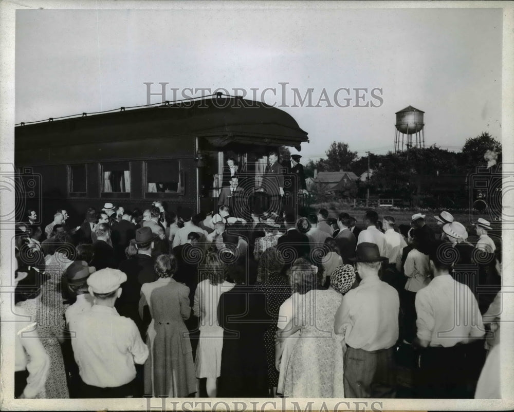 1944 Press Photo Crowds Thronged Around The Special Coach Carrying Thomas Dewey - Historic Images
