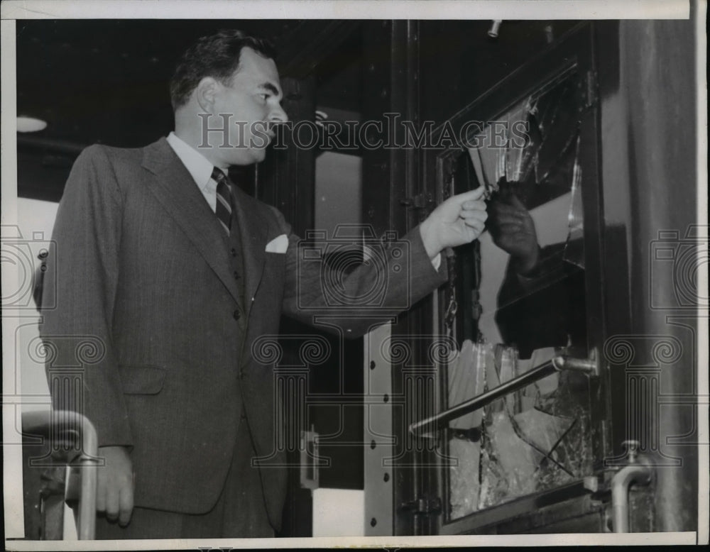 1944 Press Photo Gov. Thomas Dewey Inspects Shattered Glass Of His Private Car - Historic Images