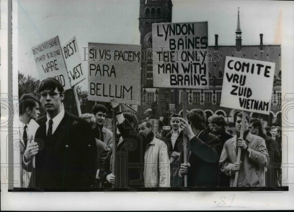 1967 Press Photo Demonstrators in The Hague Netherlands in Favor US Policies-Historic Images