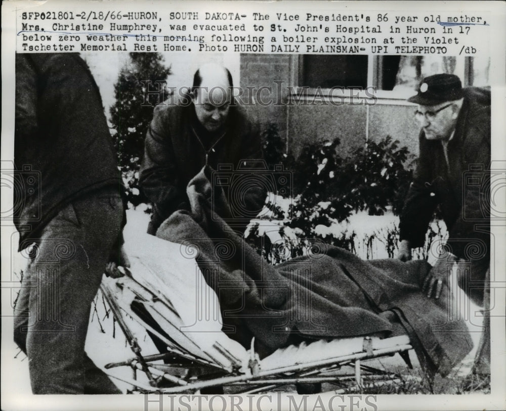 1966 Press Photo Christine Humphrey Evacuated Violet Tachetter Memorial Home - Historic Images