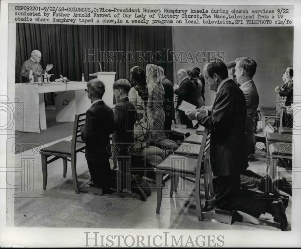 1968 Press Photo Hubert Humphrey at Our Lady of Victory Church Service, Columbus - Historic Images