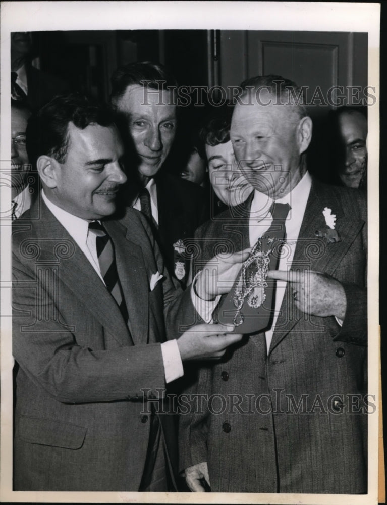 1948 Press Photo Gov Thomas Dewey &amp; George C. Sinton During His Suite Reception-Historic Images