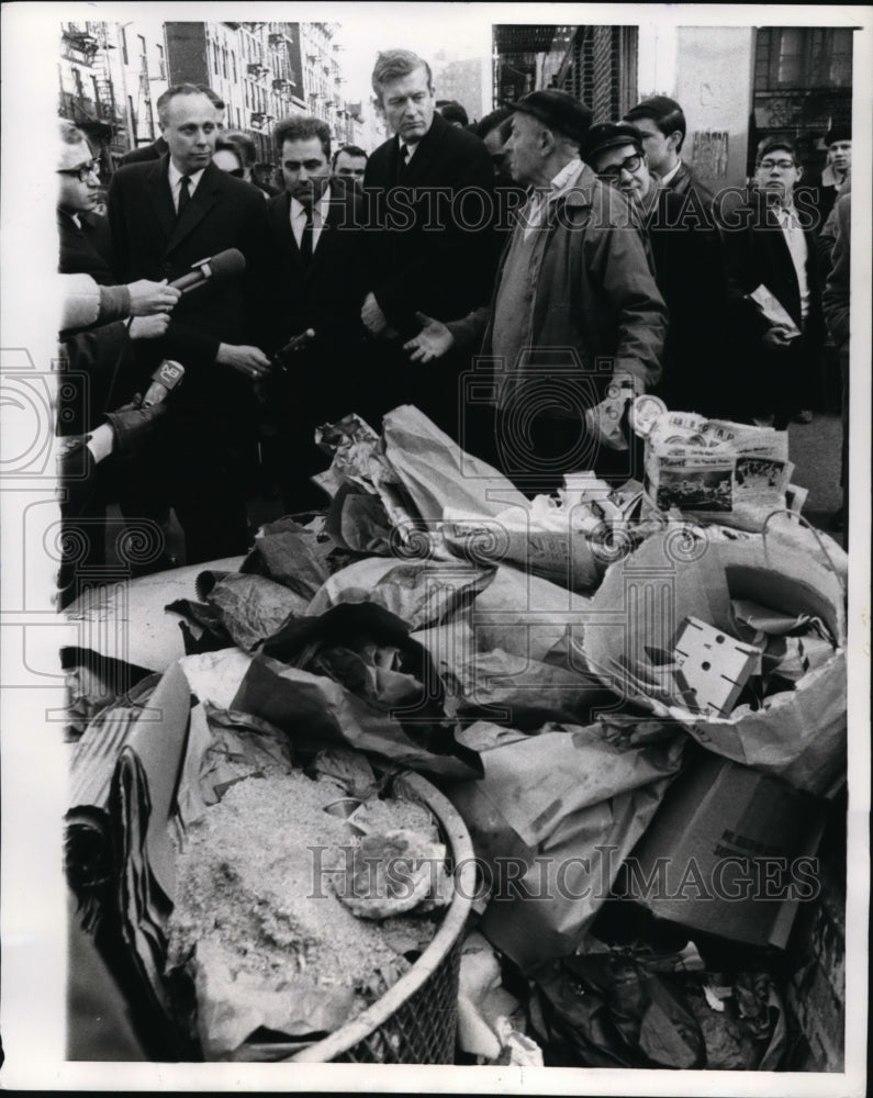 1968 Press Photo Mayor John Lindsay of New York Tours Lower East Side-Historic Images