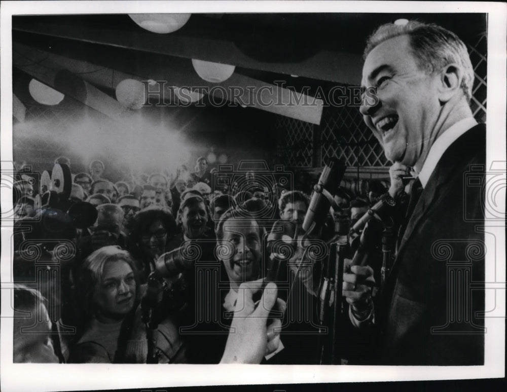 1968 Press Photo Senator Eugene McCarthy at campaign HQ in Bedford NH-Historic Images