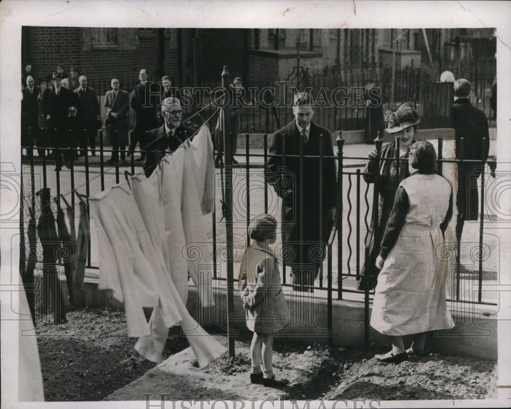 1938 Press Photo King &amp; Queen visit London slums in South London - nep06776- Historic Images