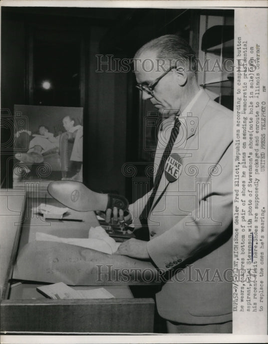 1952 Press Photo Shoe Dealer Fred Elliott Examines Adlai Stevenson's Shoes - Historic Images