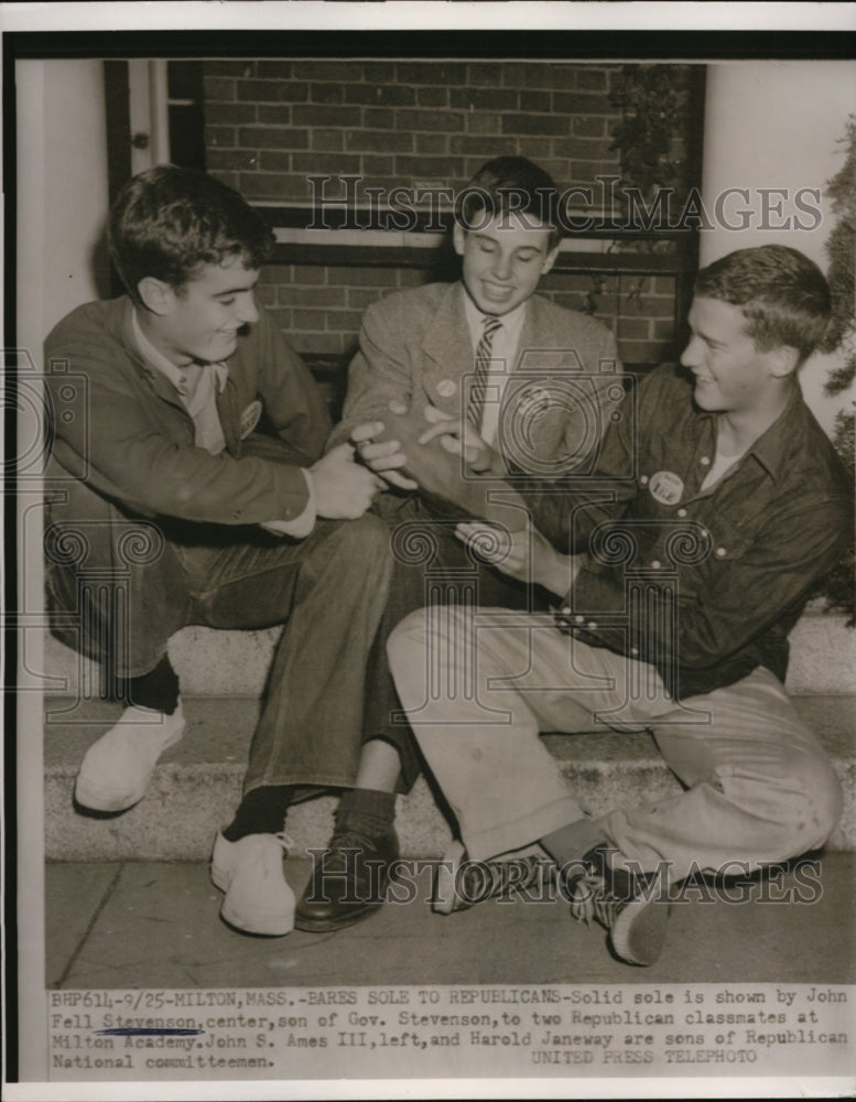 1952 Press Photo J.F. Stevenson Shows Solid Sole to Republican Classmates - Historic Images