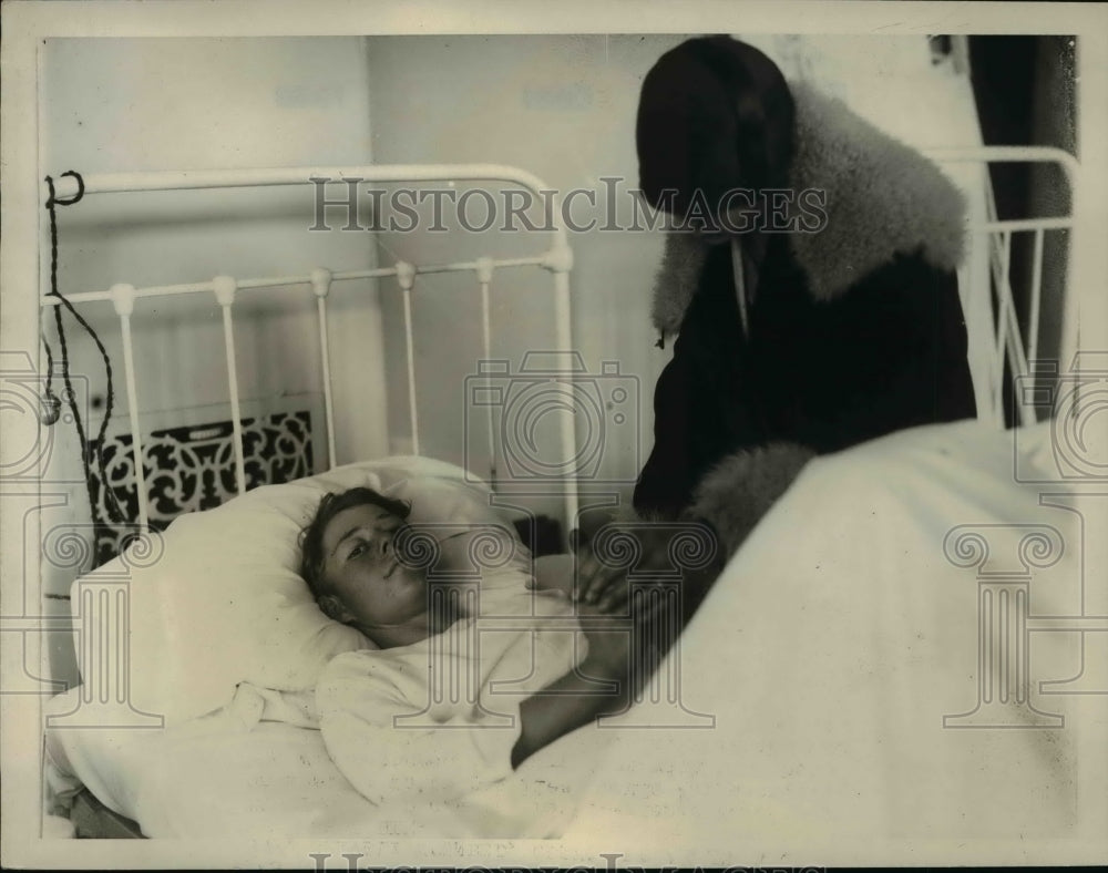 1930 Press Photo Claude Ferguson Shot by Mother Mrs John Ferguson in Hospital - Historic Images