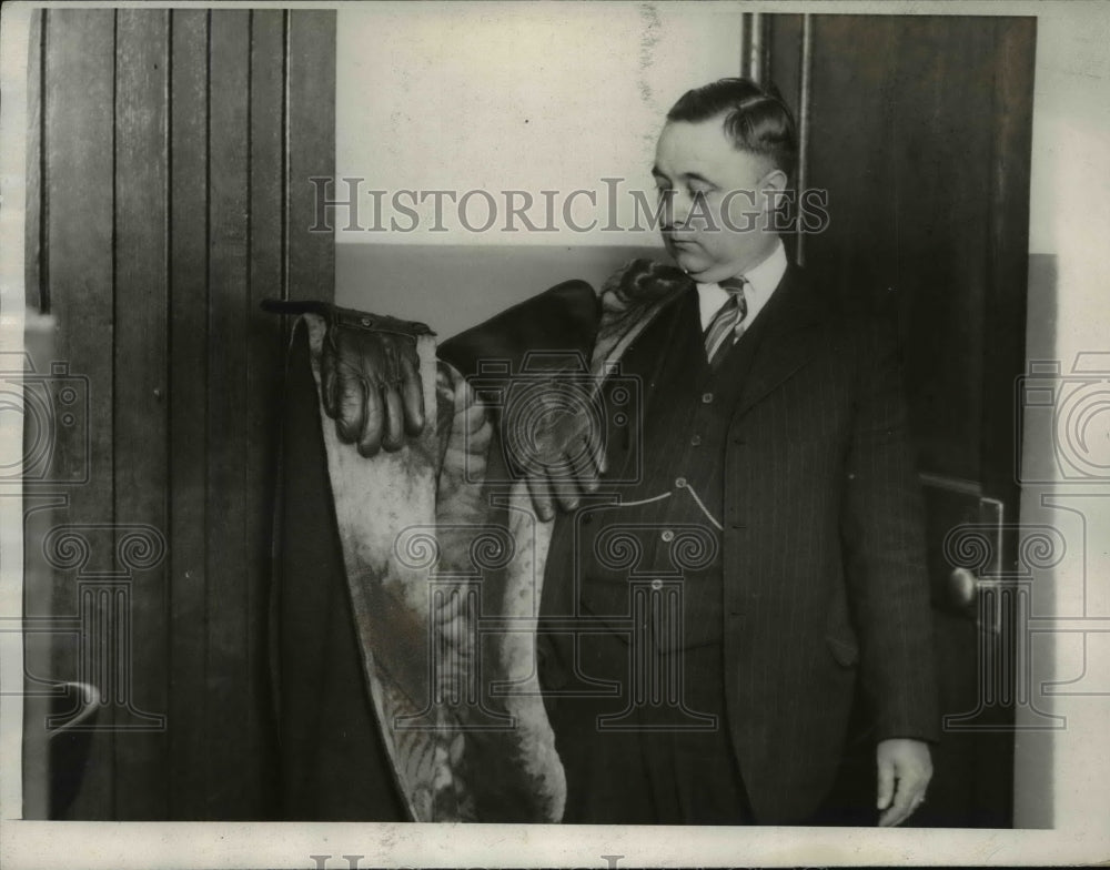 1930 Press Photo Walter Ferrys Displays Calvin Jones Gloves in Dunstan Murder-Historic Images