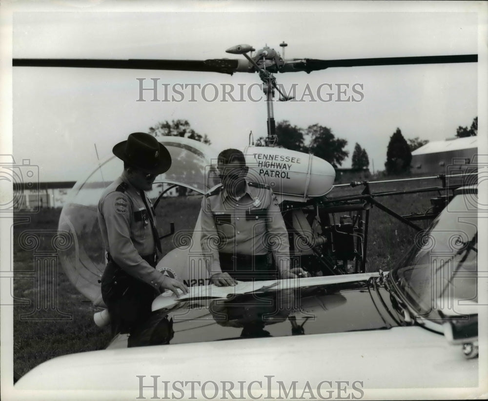 1959 Press Photo Lt Harold Cross Plots Traffic Control with C.D. Smiley, Trooper-Historic Images