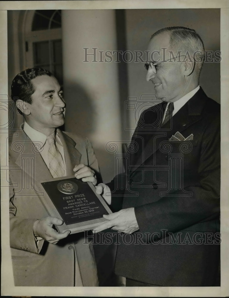 1945 Press Photo President Harry Truman plaque to ACME newsman Frank Cancellare - Historic Images