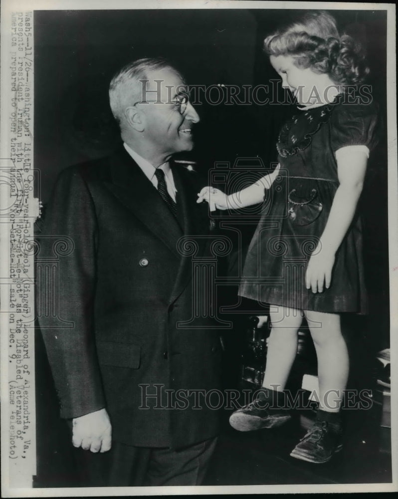 1947 Press Photo President Truman &amp; Leola Leonard&amp; flowers for Disabled Vets-Historic Images