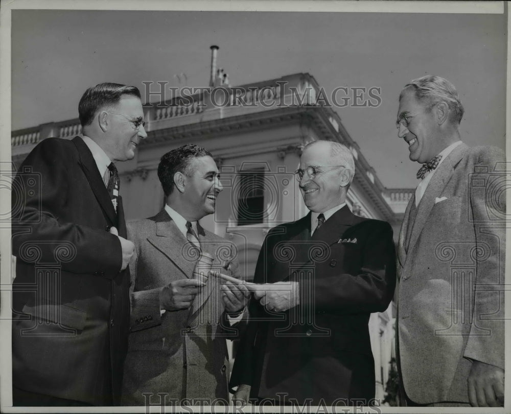 1946 Press Photo President Harry Truman Presents Gavel to Press Photographers-Historic Images