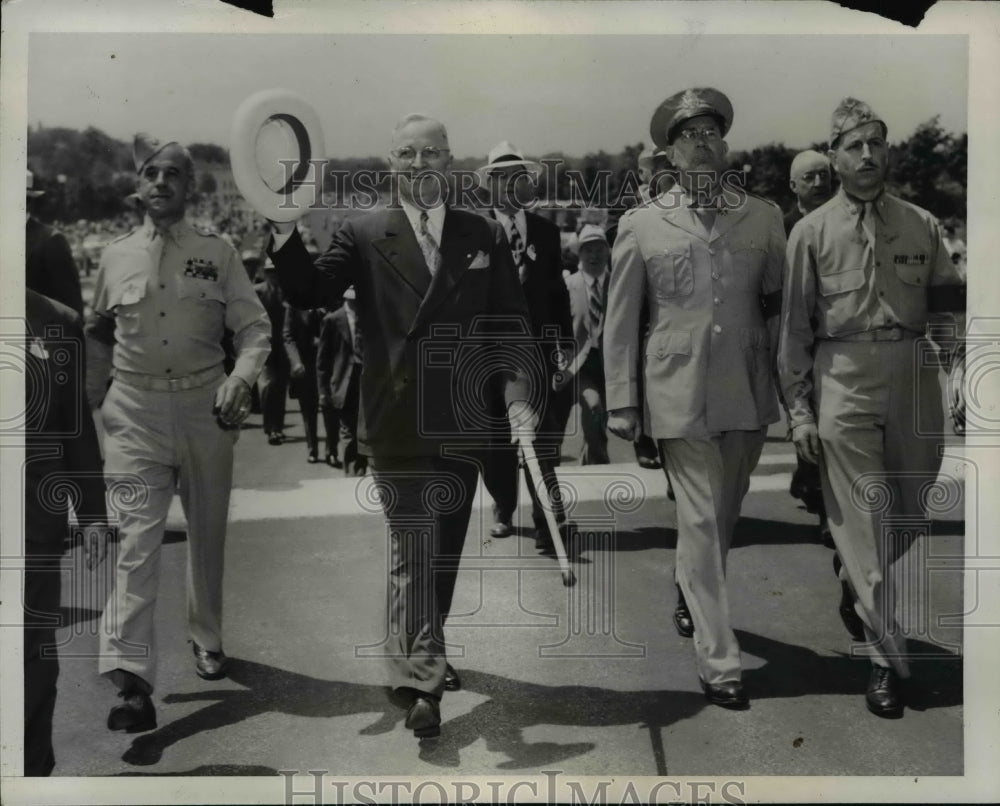 1947 Press Photo Pres Truman Walked Last Mile at Reunion Parade 35th Division-Historic Images