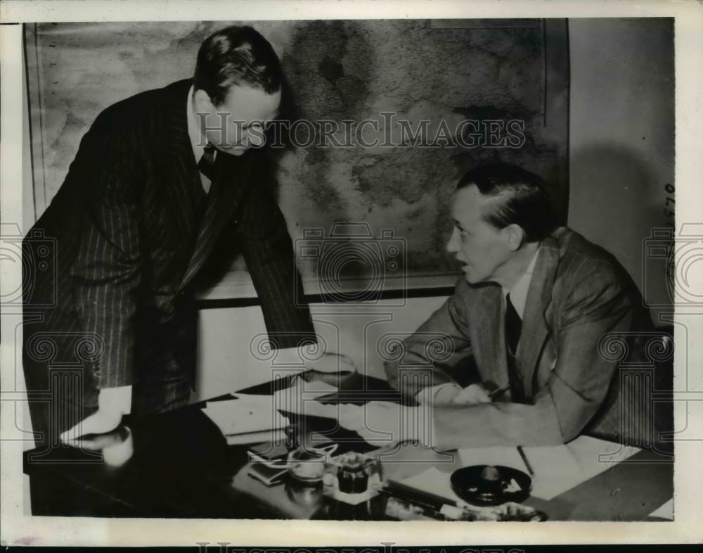 1941 Press Photo Harry Hopkins Working w/ Dorsey Fisher in London, England - Historic Images