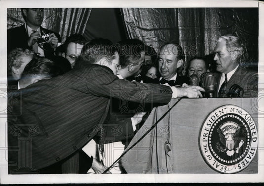 1952 Press Photo Gov Adlai Stevenson Swarmed by Reporters & Radiomen - Historic Images