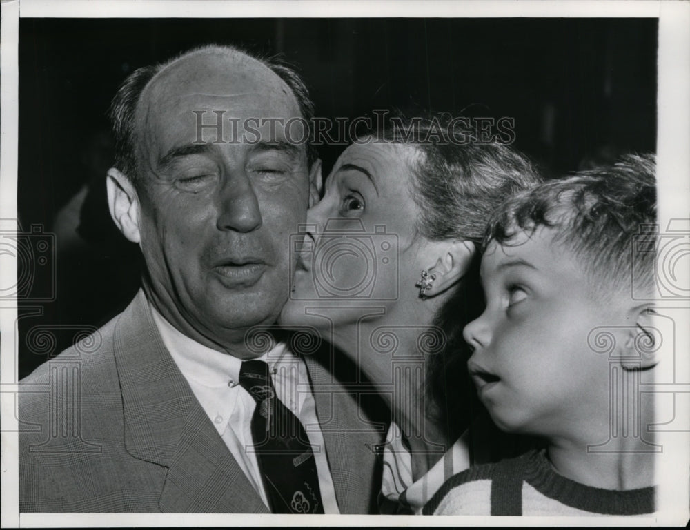 1956 Press Photo Adlai Stevenson Kissed by Helen Fose as Son, John, Observes - Historic Images