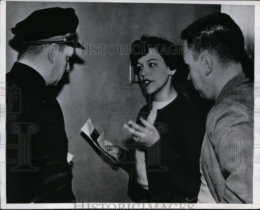 1952 Press Photo Mr & Mrs Donald Graves Held Up at National Bank & Trust Co - Historic Images