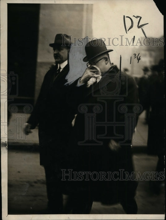 1922 Press Photo Alfred Linsday Fleeces Prominent NY Women at Police HQ - Historic Images
