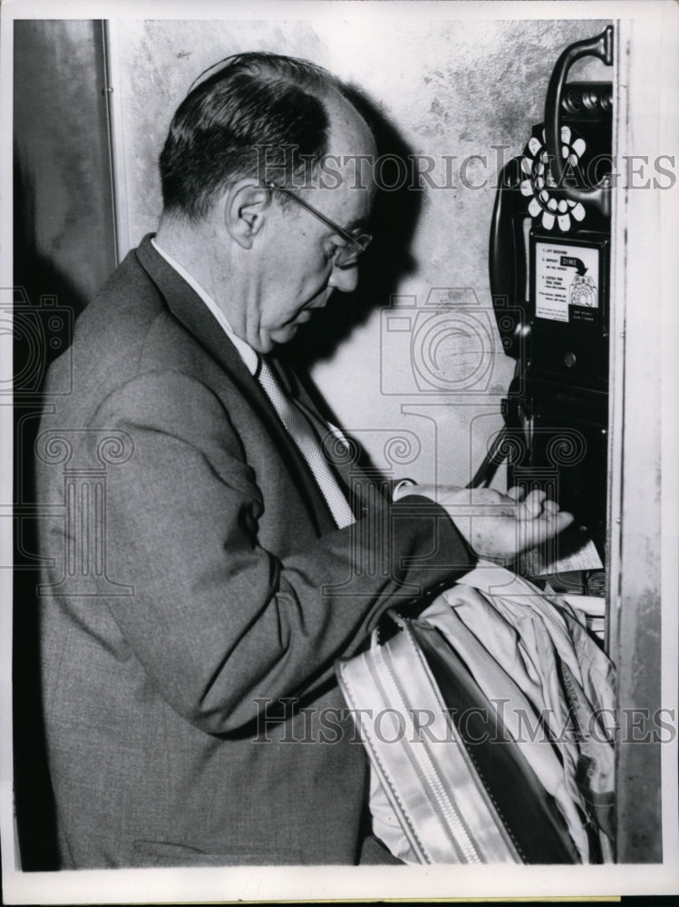 1956 Press Photo Adlai Stevenson Democratic Presidential Hopeful Using Pay Phone - Historic Images