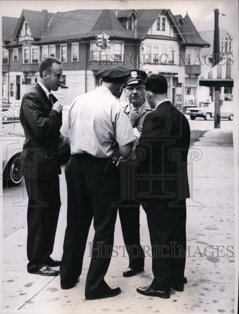 1966 Press Photo Guard Harry Schneider Robbed of $22,000 Talks to Detectives - Historic Images