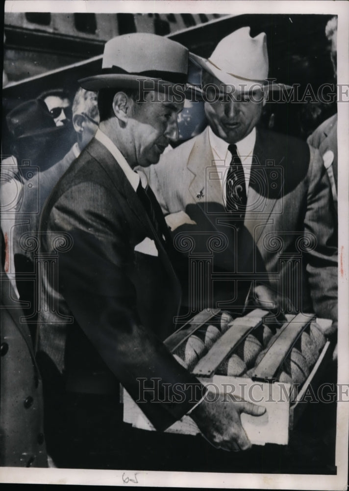 1952 Press Photo Gov Adlai Stevenson Presented Cantaloupe Crate by Gov Thornton-Historic Images