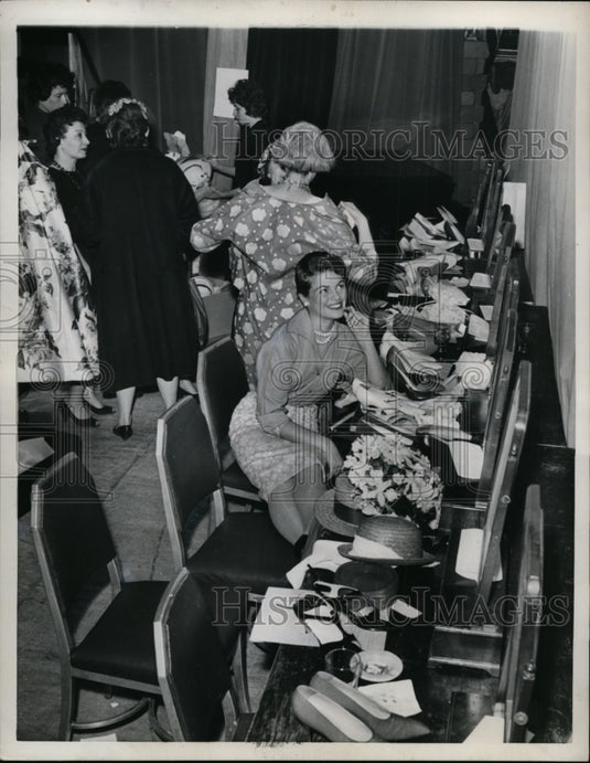 1960 Press Photo Sandra Lee Jennings at NY Fashion Show - Historic Images