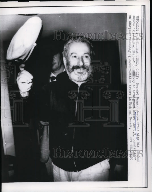 1961 Press Photo Bernard Brous Tips Hat on Way to Arraignment - Historic Images